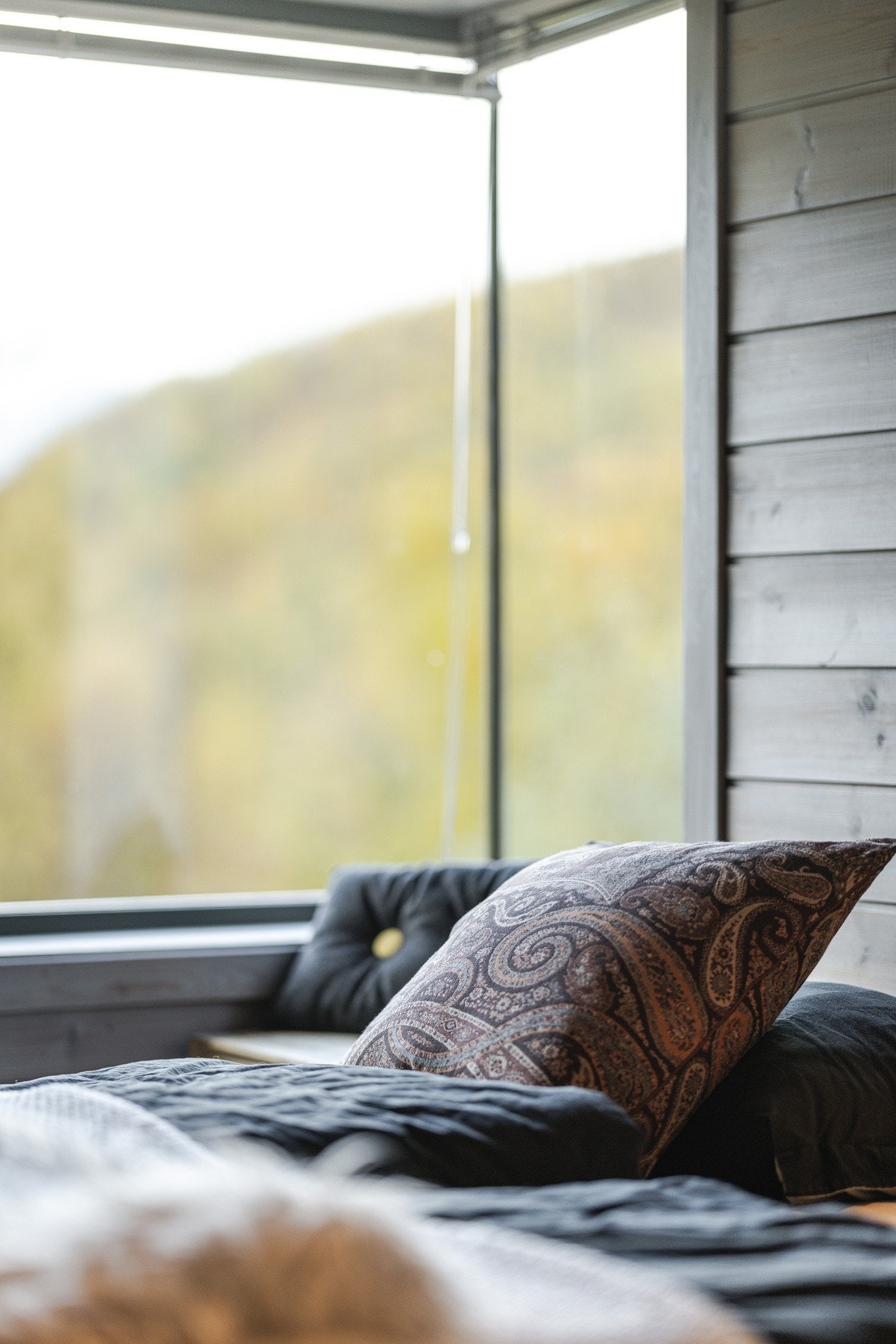 Store vinduer på soverom Galleribilde