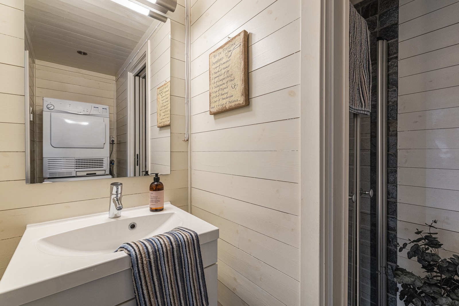 Bad 2 har, dusj, toalett og plass for vaskemaskin og tørketrommel Galleribilde