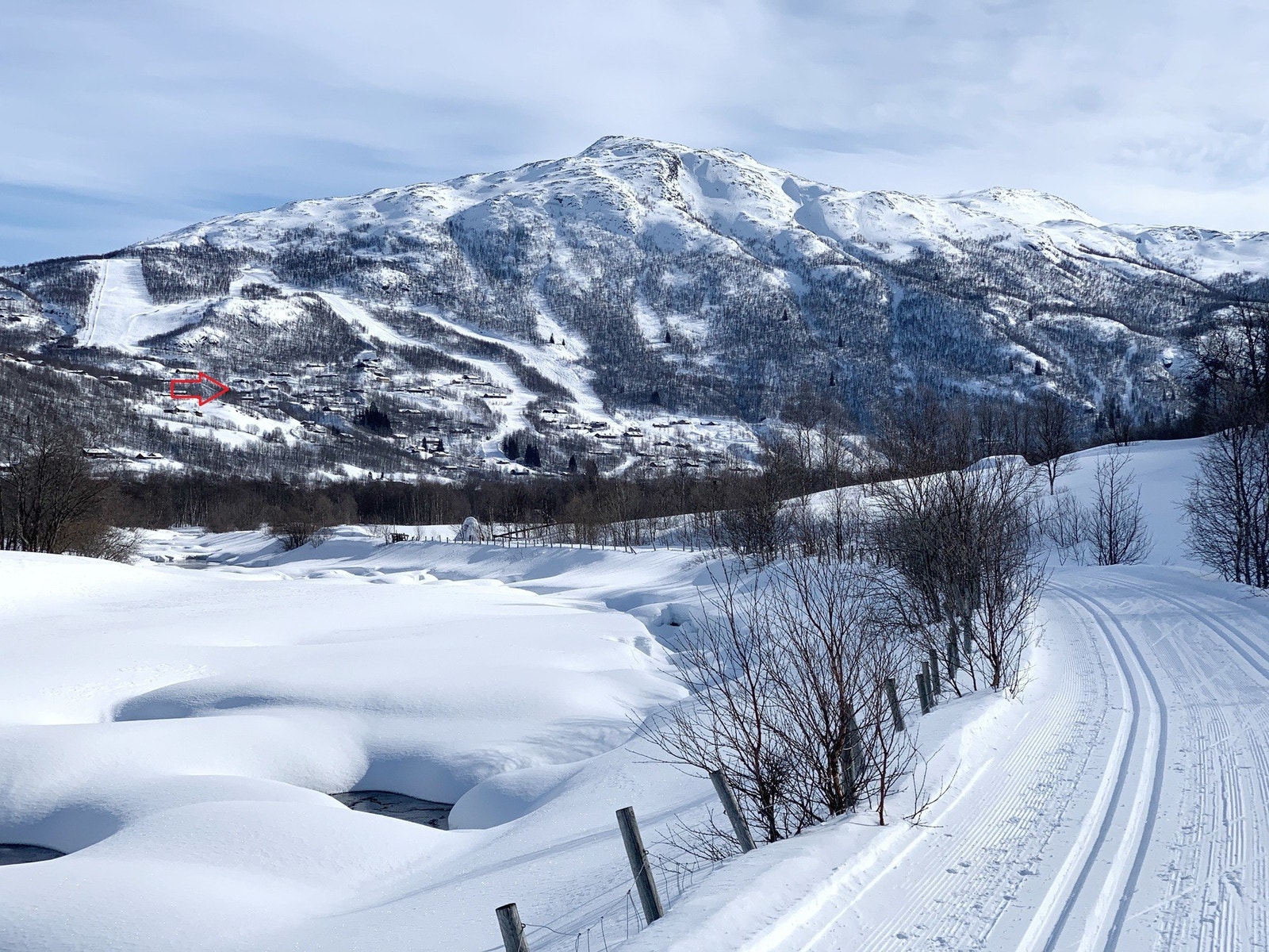 Plasseringen av hytte høyt oppe i Solheisen og midt i et fantastisk turområde for bratt friluftsliv Galleribilde