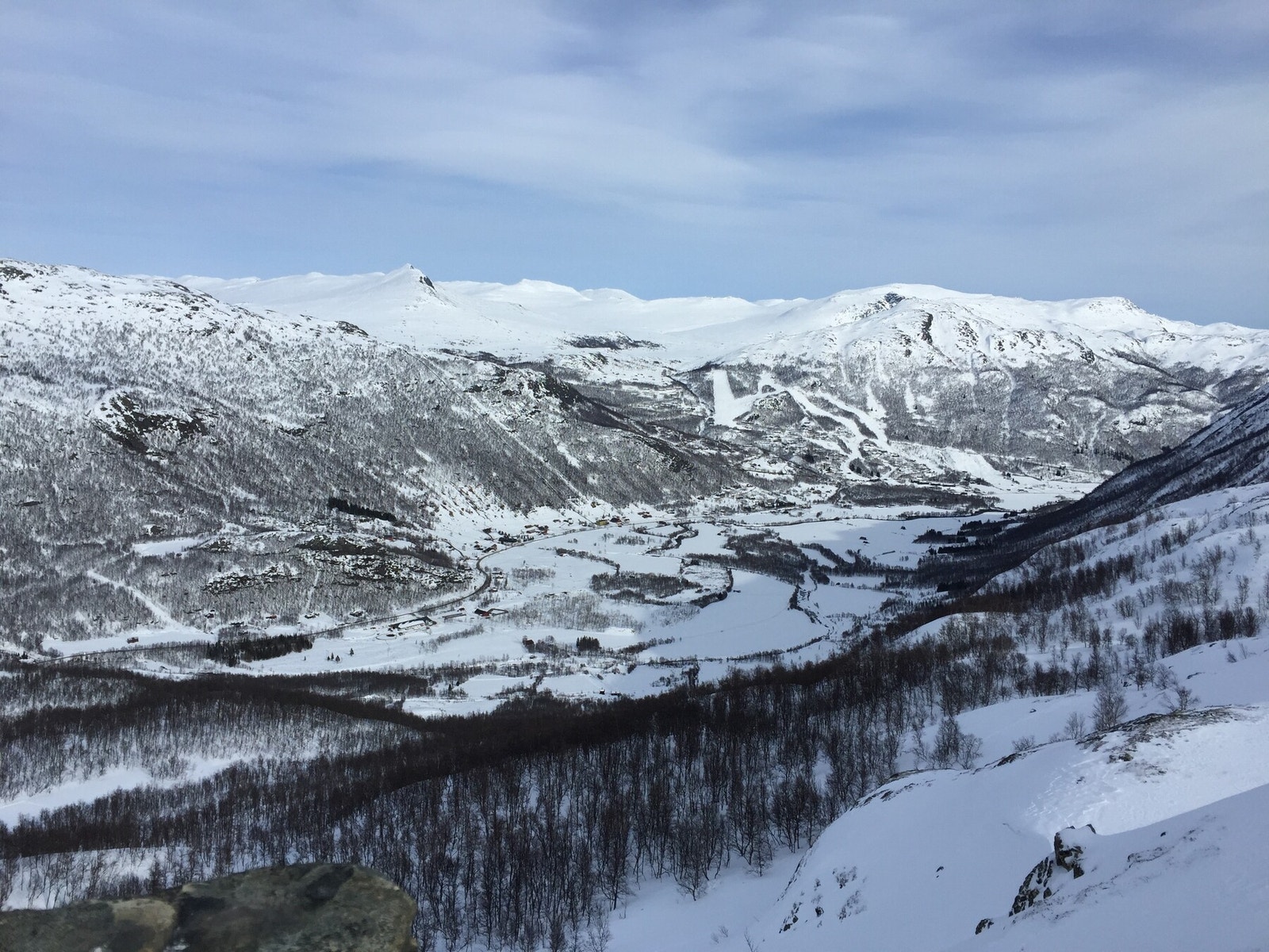 Hytta ligger inne i Solheisen, et flott skianlegg omkranset av områdets beste toppturmuligheter Galleribilde