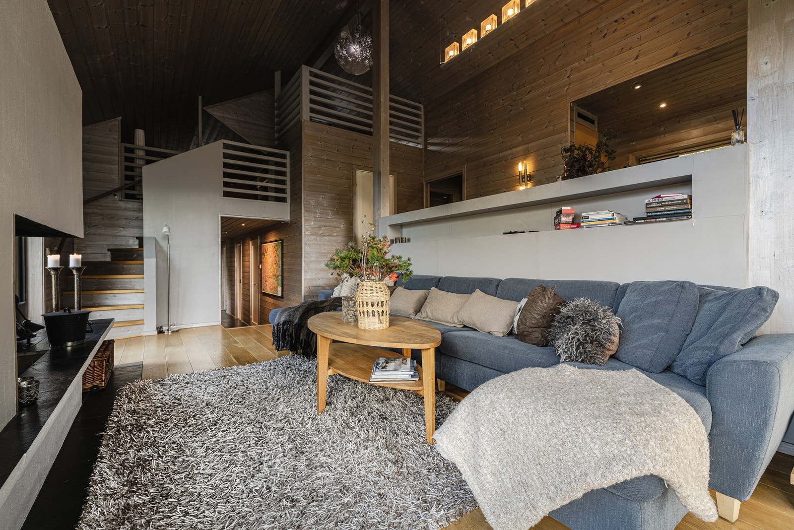 God og luftig takhøyde. Fra stuen er det tilgang til hems med tv-stue og rom med soveplasser Galleribilde