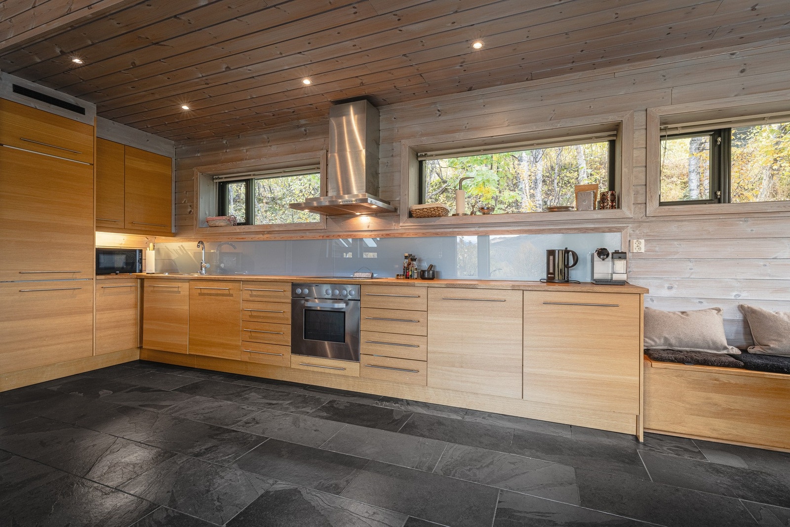 Kjøkken med god benkplass og integrerte hvitevarer Galleribilde