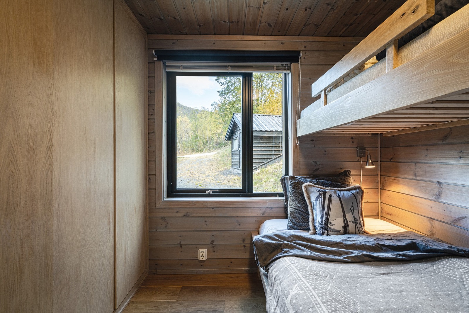 Soverom 2 har også plassbygd skyvedørsgarderobe Galleribilde