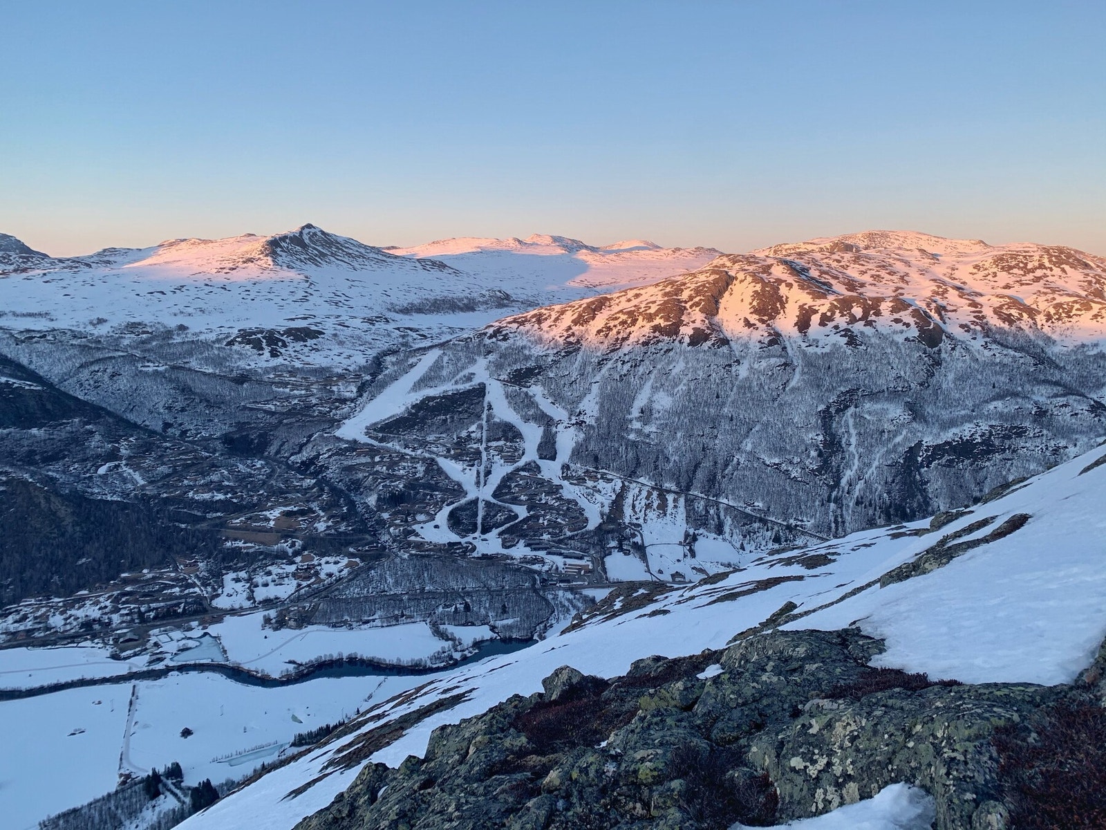Solheisen og Harahorn, Kvitingane og Hølstein sett om kvelden på topptur til Slettenøse på andre siden av dalen Galleribilde