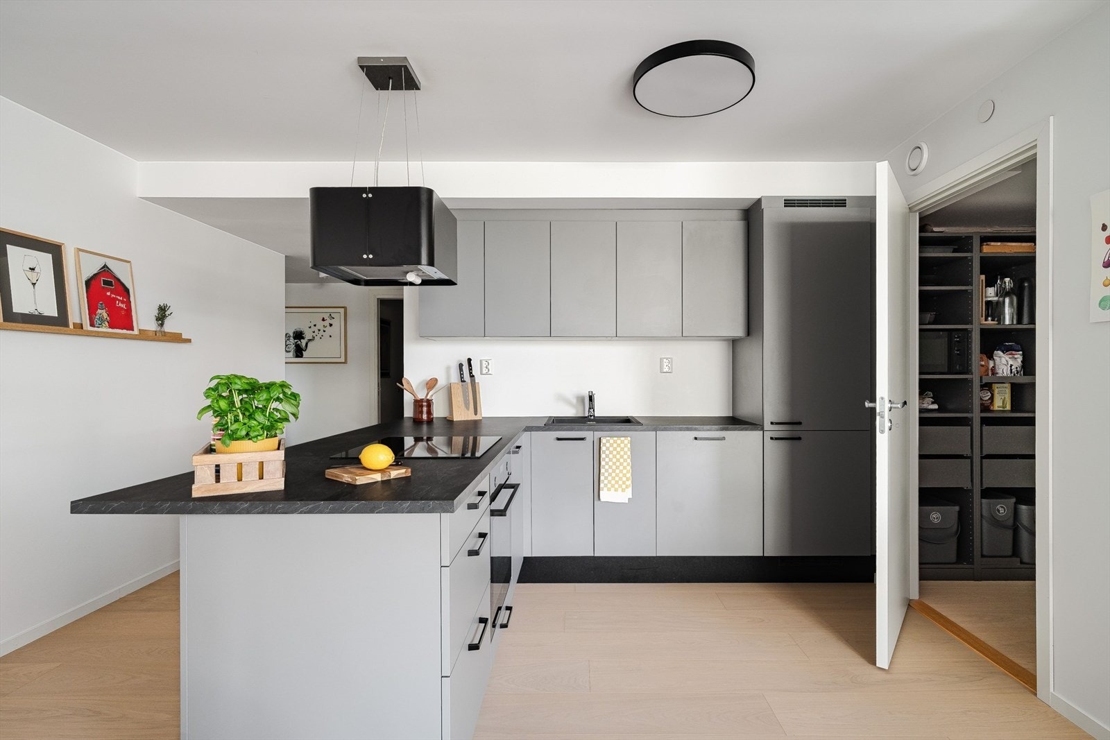 Inngang til bod fra kjøkkenet Galleribilde