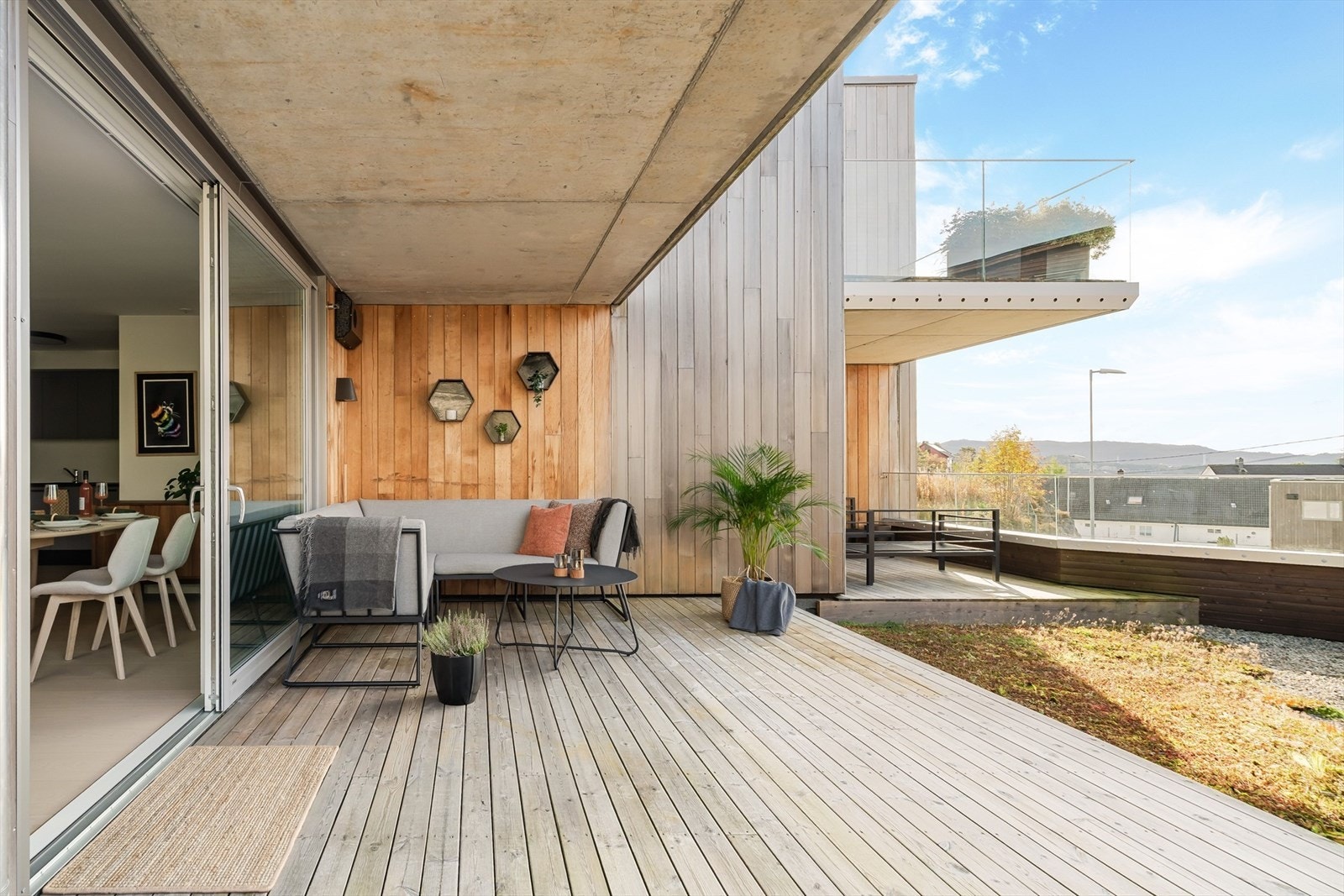 Leiligheten har utgang til en stor terrasse som er delvis overbygget Galleribilde