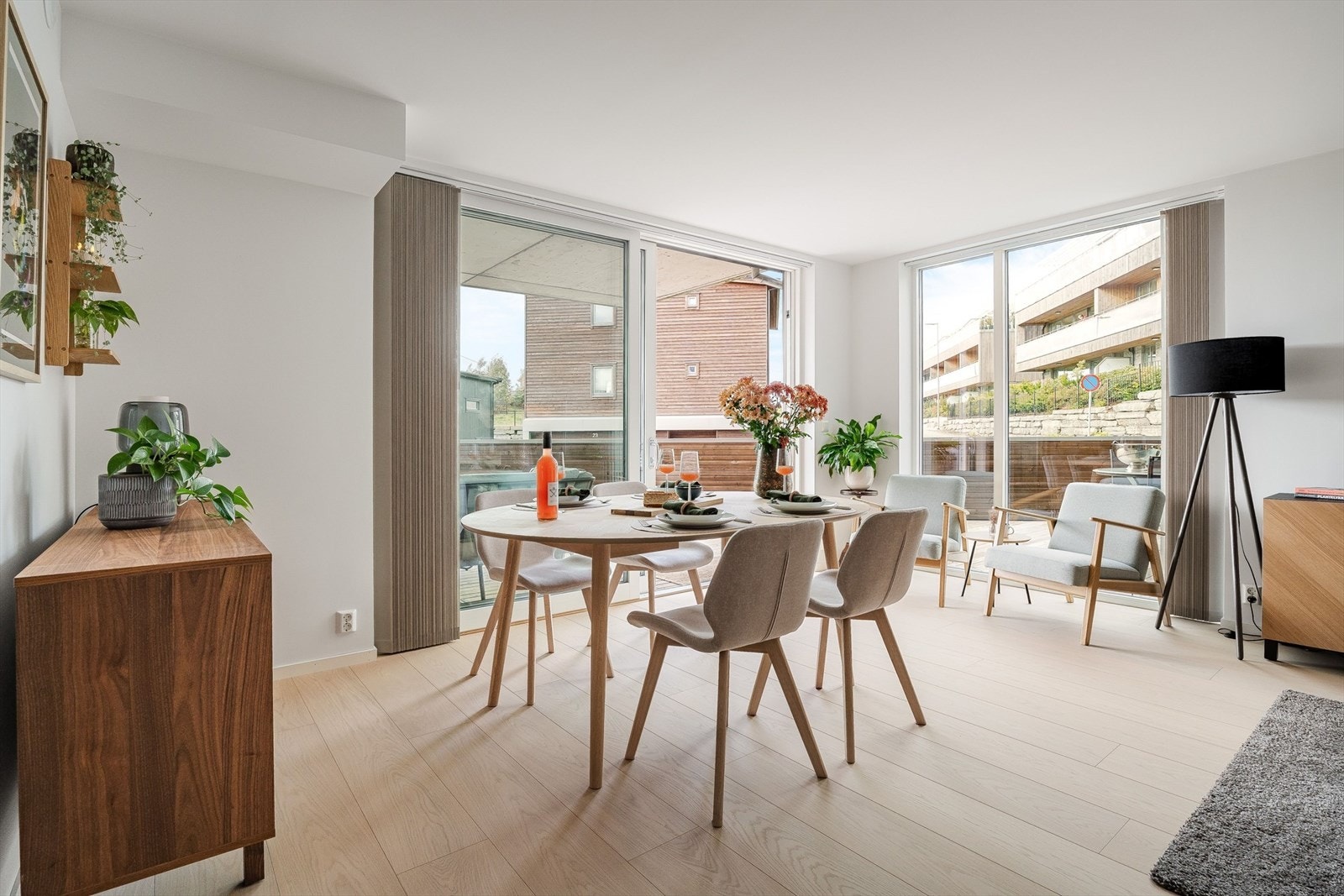 Fra stuen er det utgang til stor terrasse Galleribilde