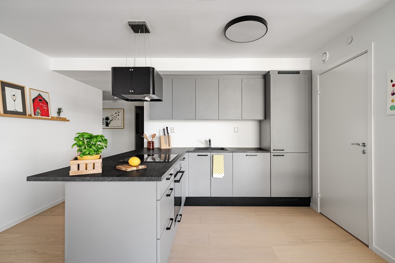 Det er åpen løsning mellom kjøkken og stue Galleribilde