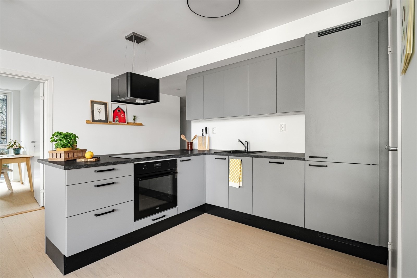 Flott kjøkken! med integrerte hvitevarer Galleribilde