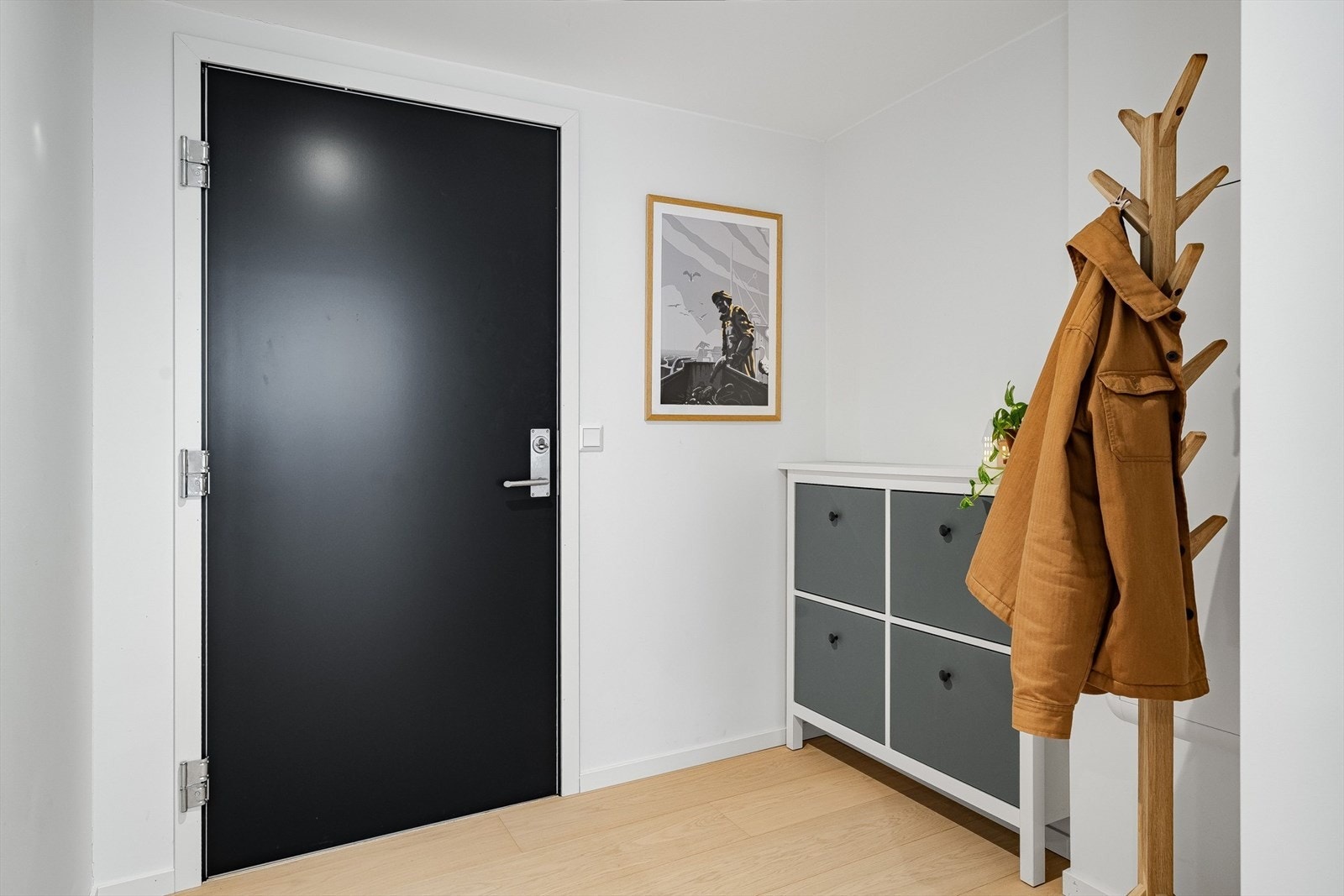 Entré med plass til å henge fra seg yttertøy Galleribilde