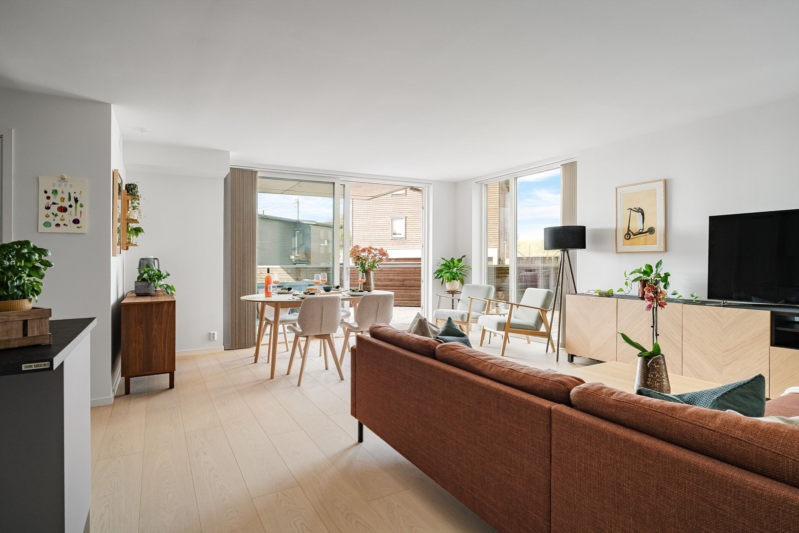 Stor og innholdsrik stue med godt med lysinnslipp Galleribilde