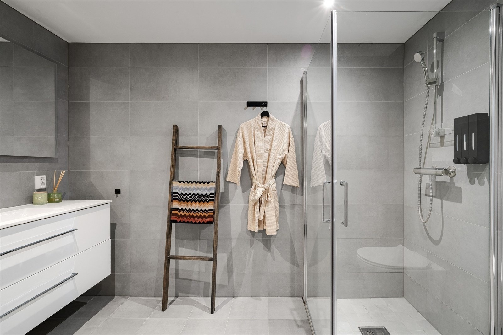 Lekkert og stort bad med innfellbare dusjvegger Galleribilde