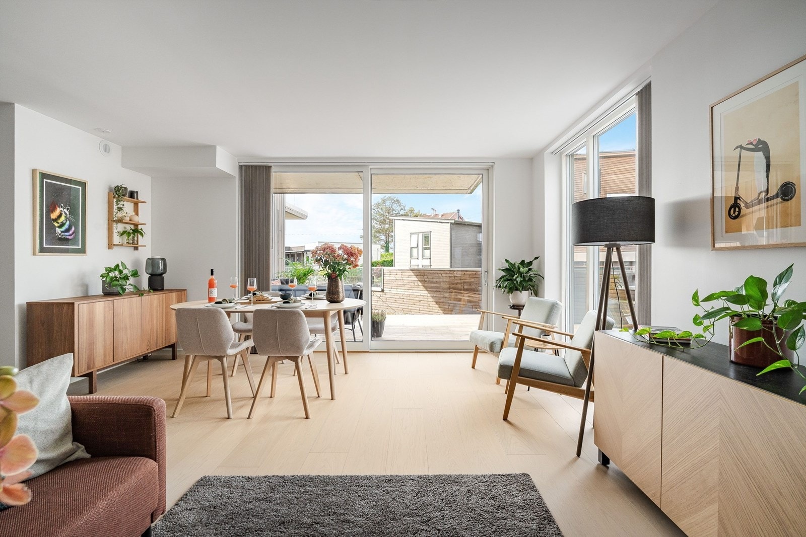 Leiligheten er lys og luftig med lekre overflater Galleribilde