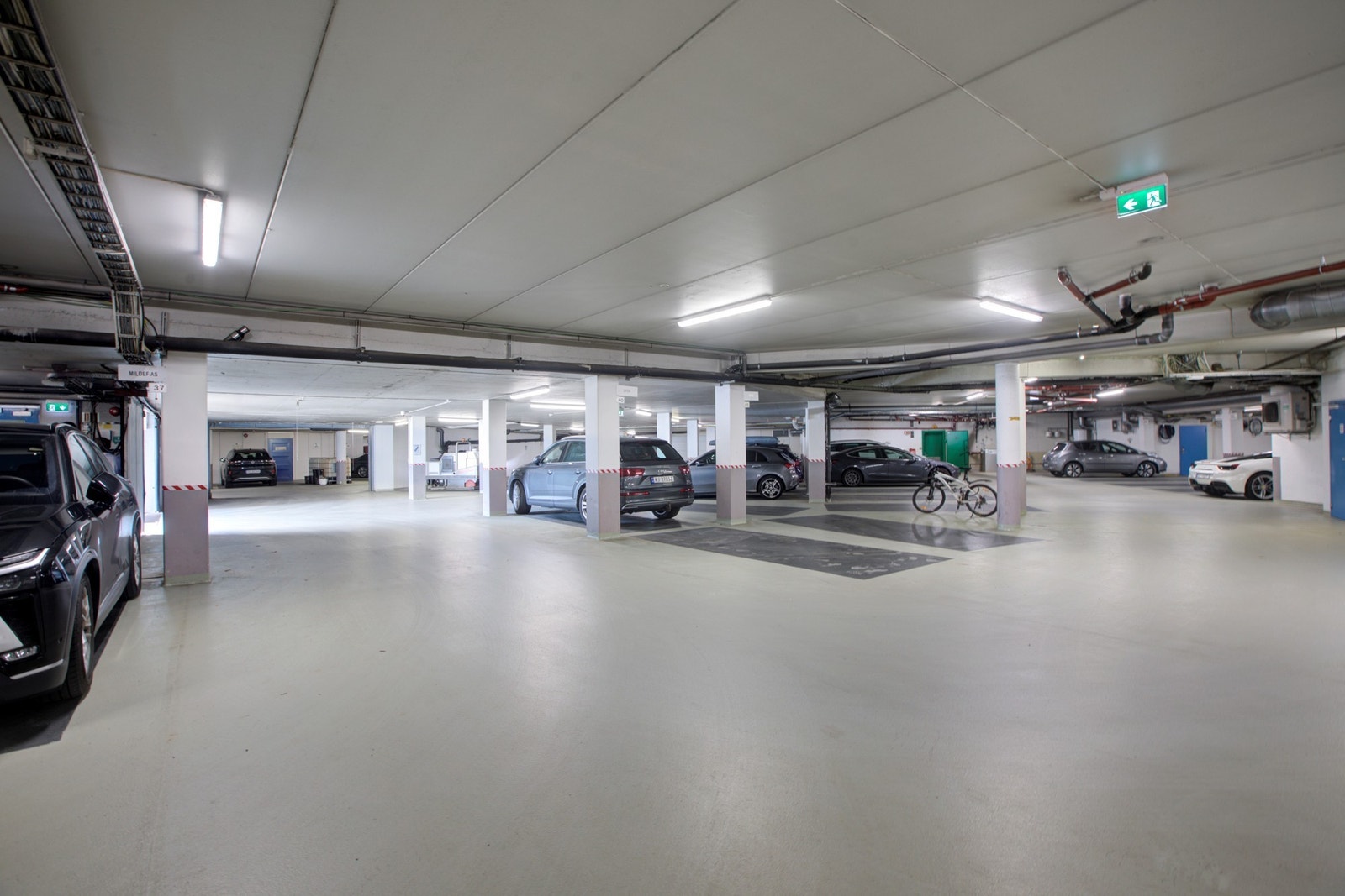 Rikelig med parkering både innendørs og ute. Galleribilde