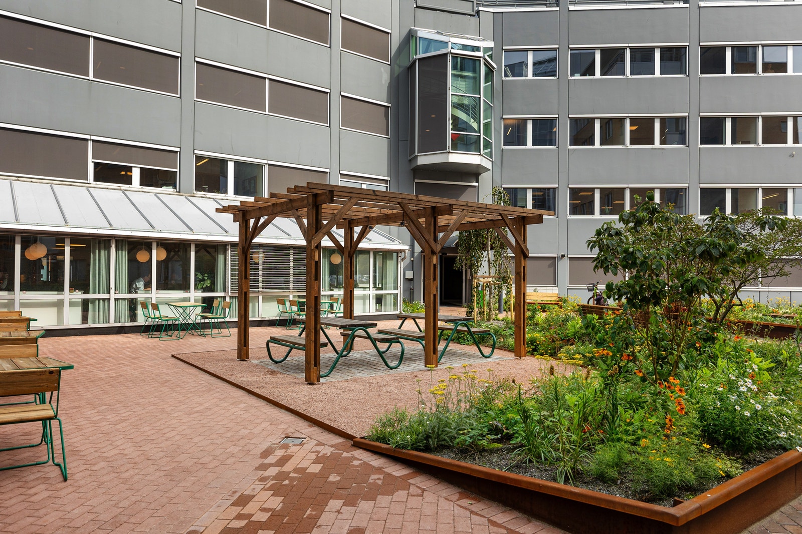 Nytt opparbeidet utetorg sommeren 2024. Direkte utgang fra prersonalrestaurant. Galleribilde