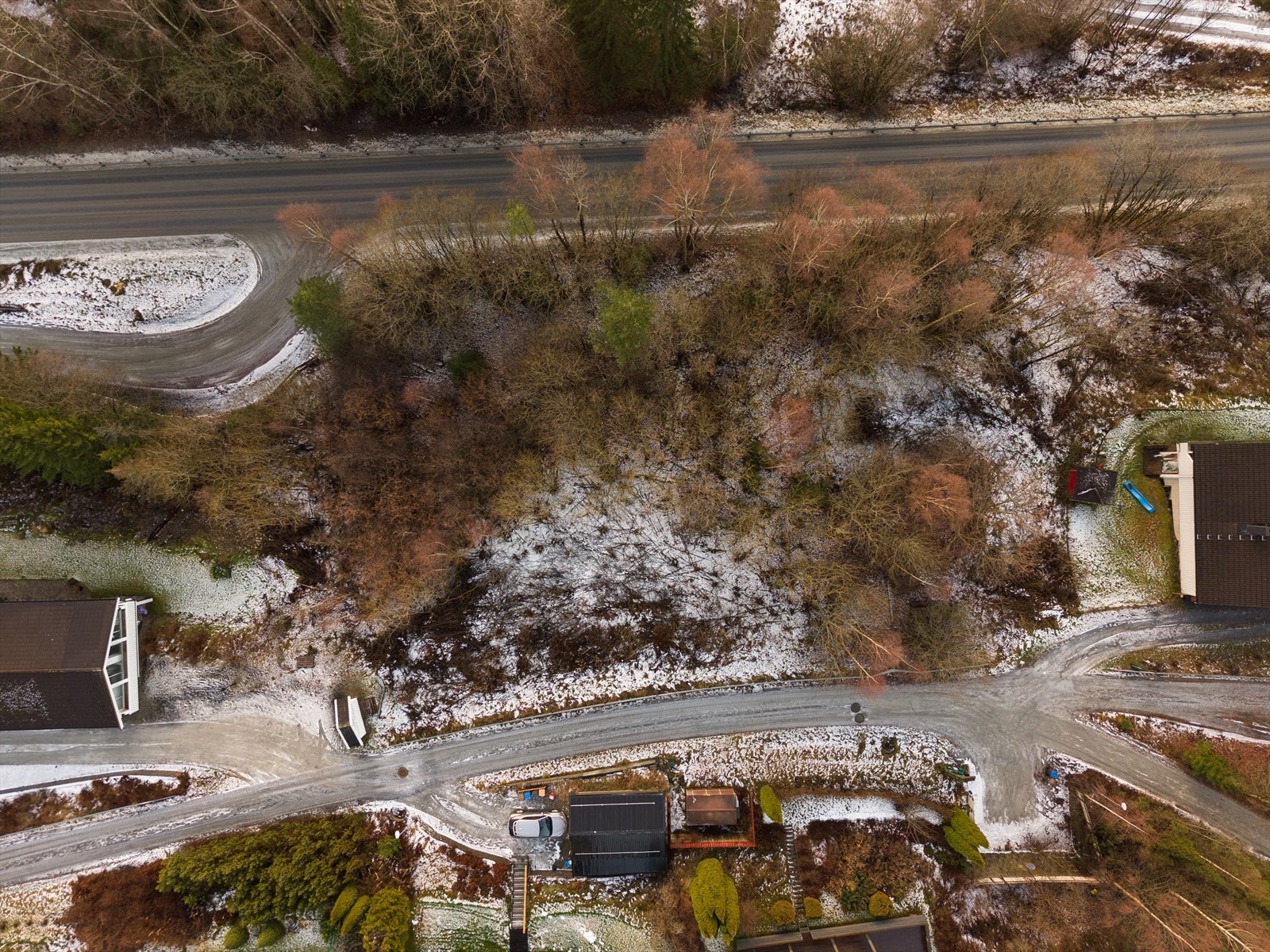 Det er offentlig vannforsyning og avløpsnett ved tomtegrensen. Galleribilde