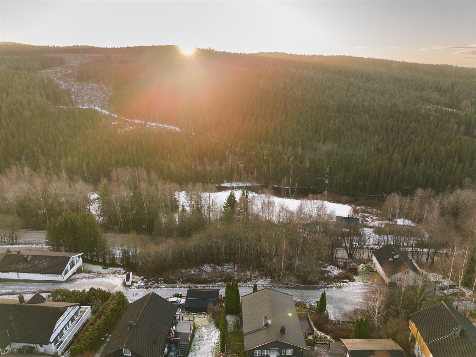 Det er ca. 3 km til Moelv sentrum med togstasjon, dagligvare, forretninger, bank, frisør mv. Galleribilde