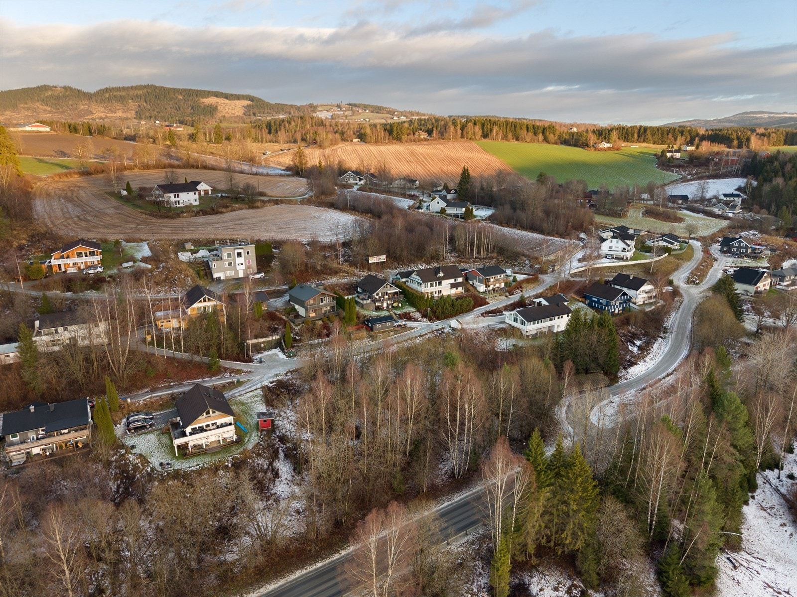 Tomten ligger fint til med gode sol og utsiktsforhold. Galleribilde