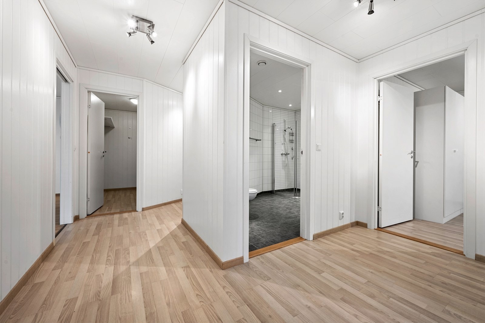 Stor og god gang ved soverommene og badet. Galleribilde