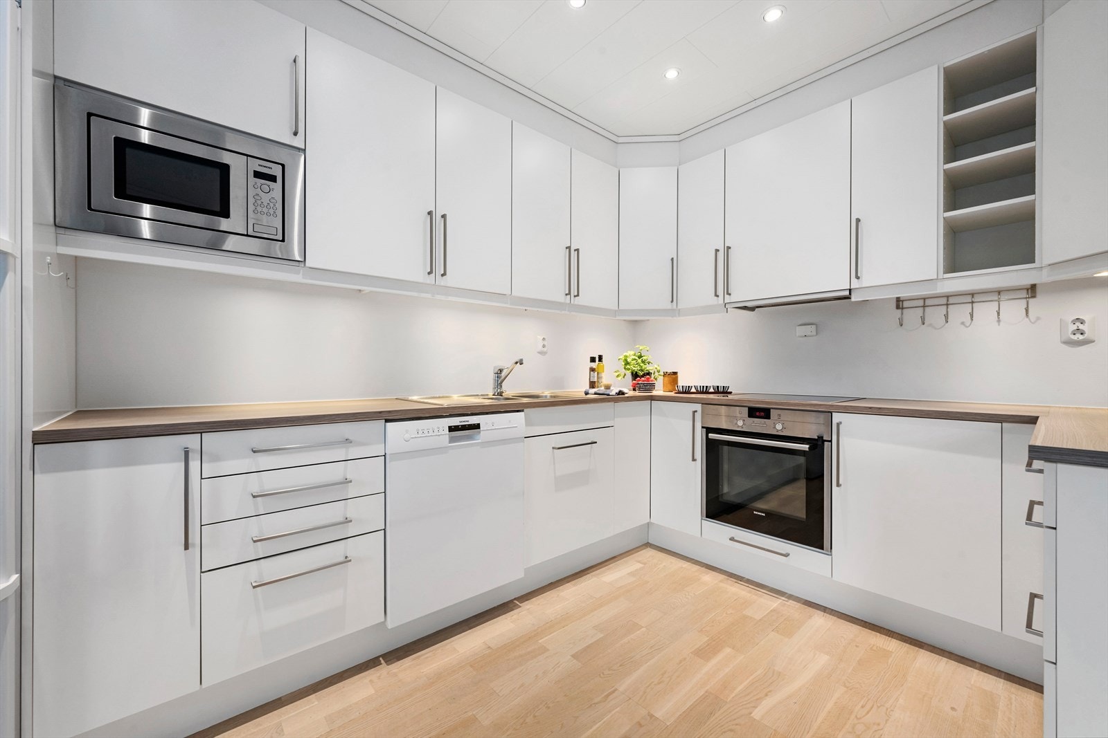 Kjøkkenet har innredning fra Sigdal med overskap til tak. Galleribilde