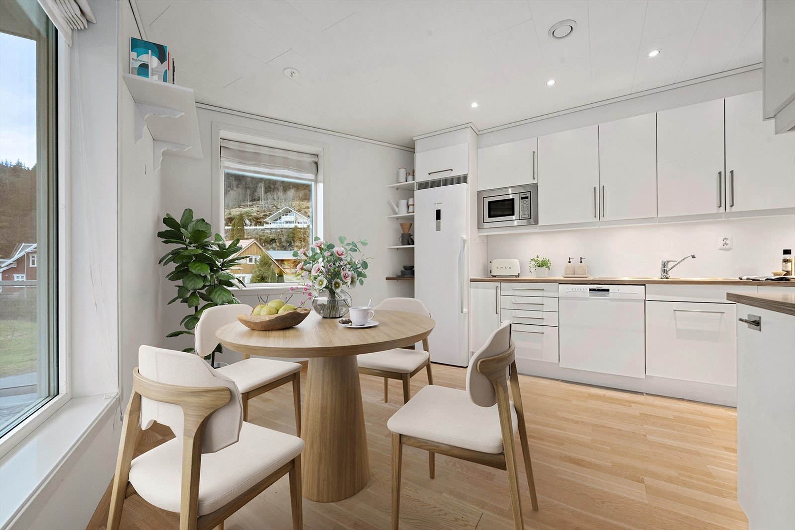 God plass til spisebord på kjøkkenet. Galleribilde