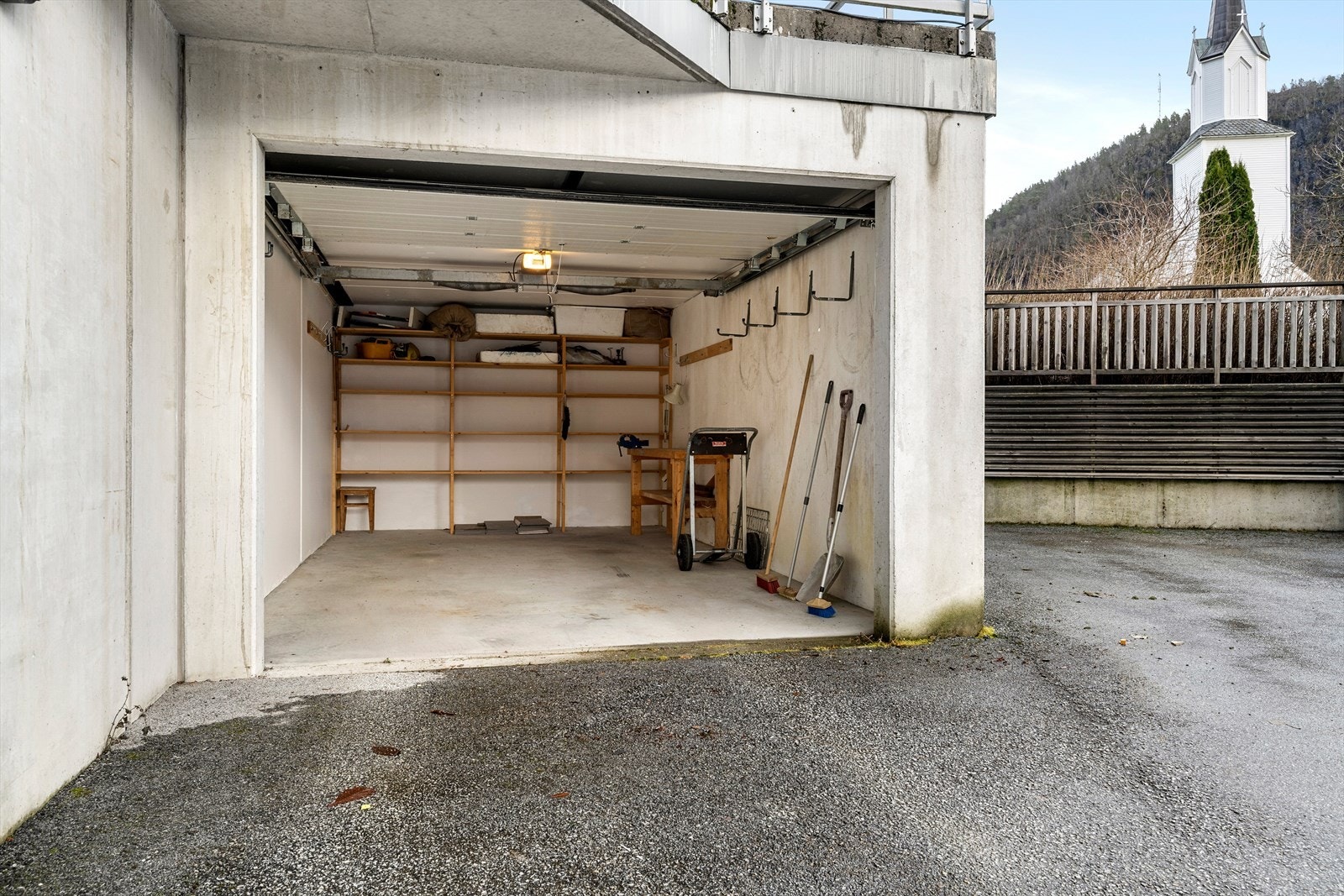 Denne leiligheten disponerer en privat garasje på 20 kvm som ligger ved siden av det felles garasjeanlegget. Galleribilde