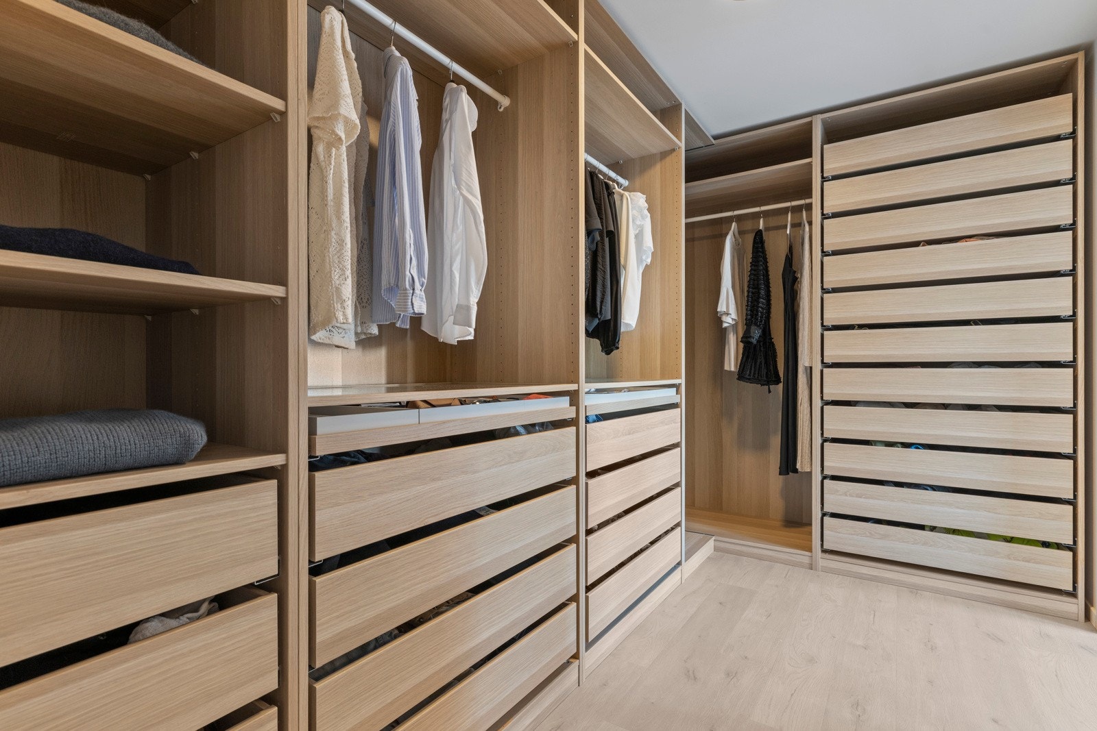 Omkledningsrommet er innredet med garderobeskap og ligger i tilknytning til hovedsoverommet. Galleribilde