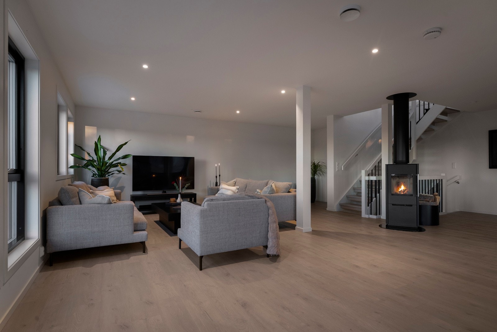 Stuen i boligen er romslig og flott opplyst med store vindusflater som gir rikelig med naturlig lys, og skaper en god atmosfære. Galleribilde