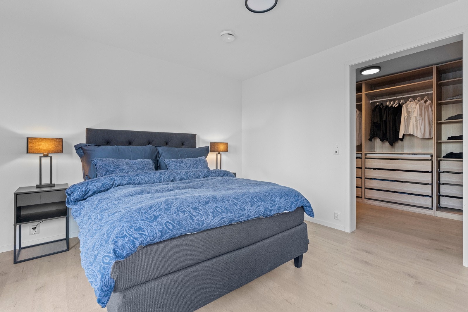 Hovedsoverommet har god plass til dobbeltseng og nattbord på hver side. Galleribilde