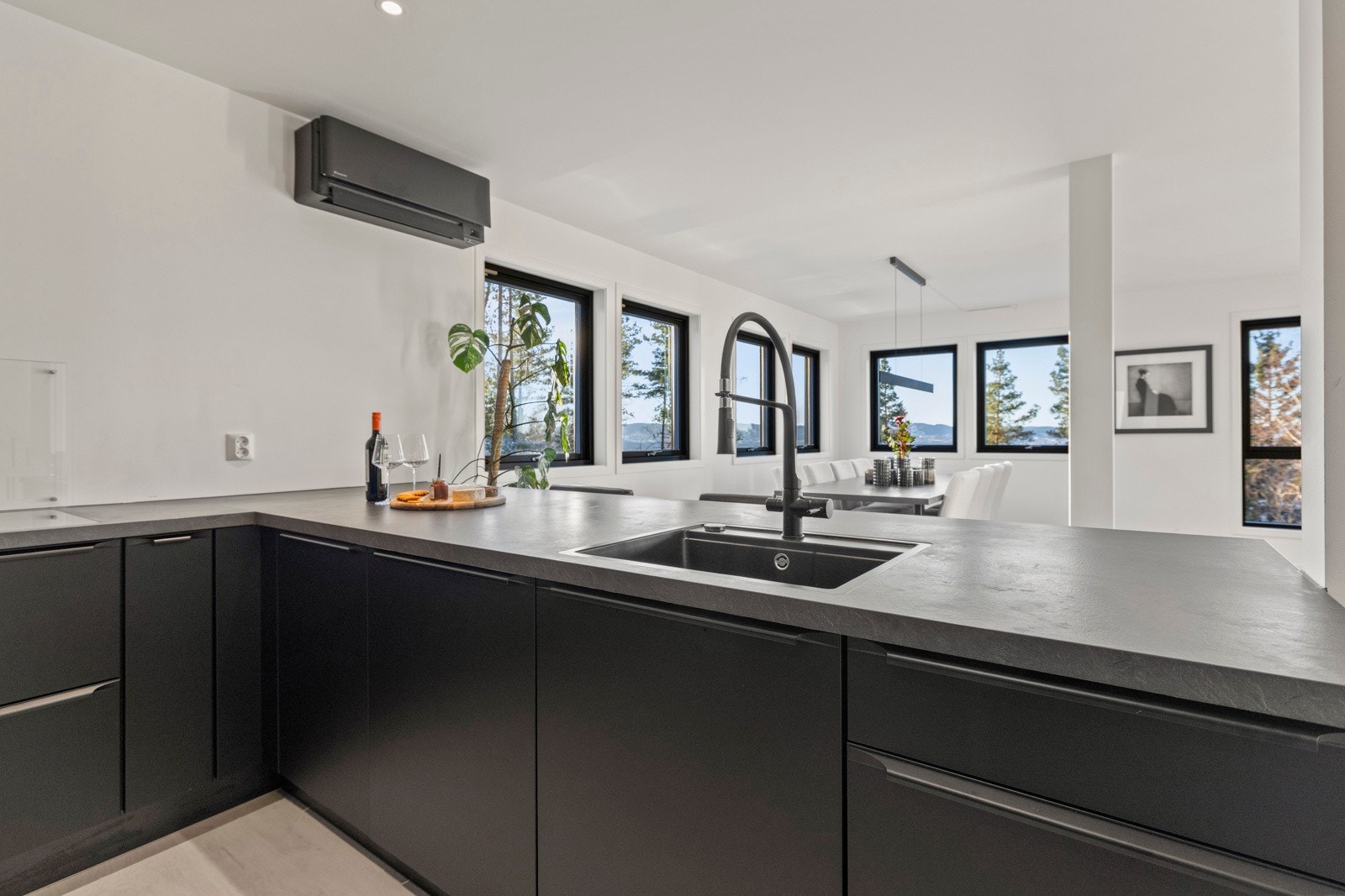 Benkeplaten er i sort laminat med nedfelt oppvaskkum i sort kompositt. Galleribilde