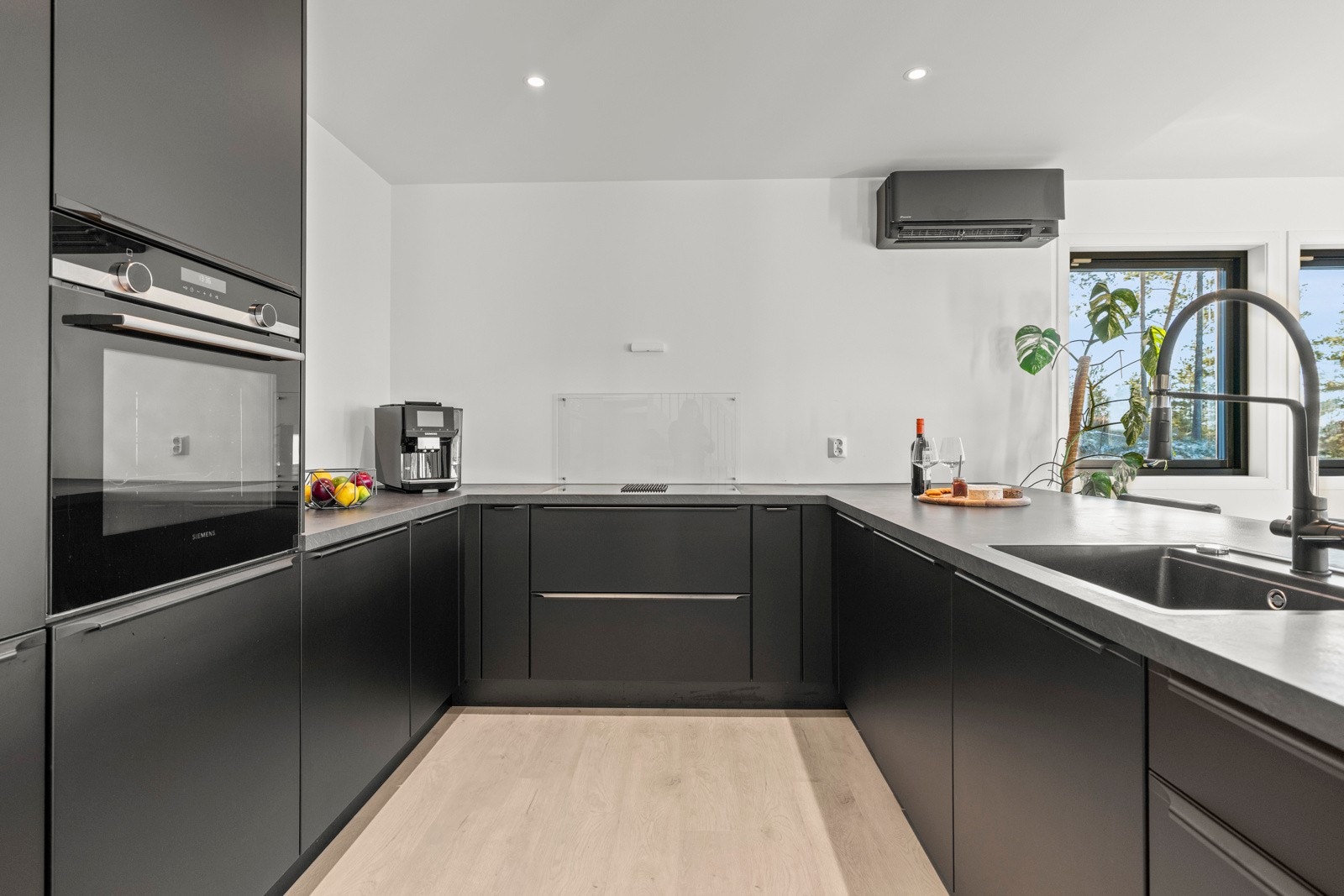 Kjøkkenet er utformet i hestesko, hvor den ene siden fungerer som en kjøkkenhalvøy med mulighet for sitteplasser. Galleribilde