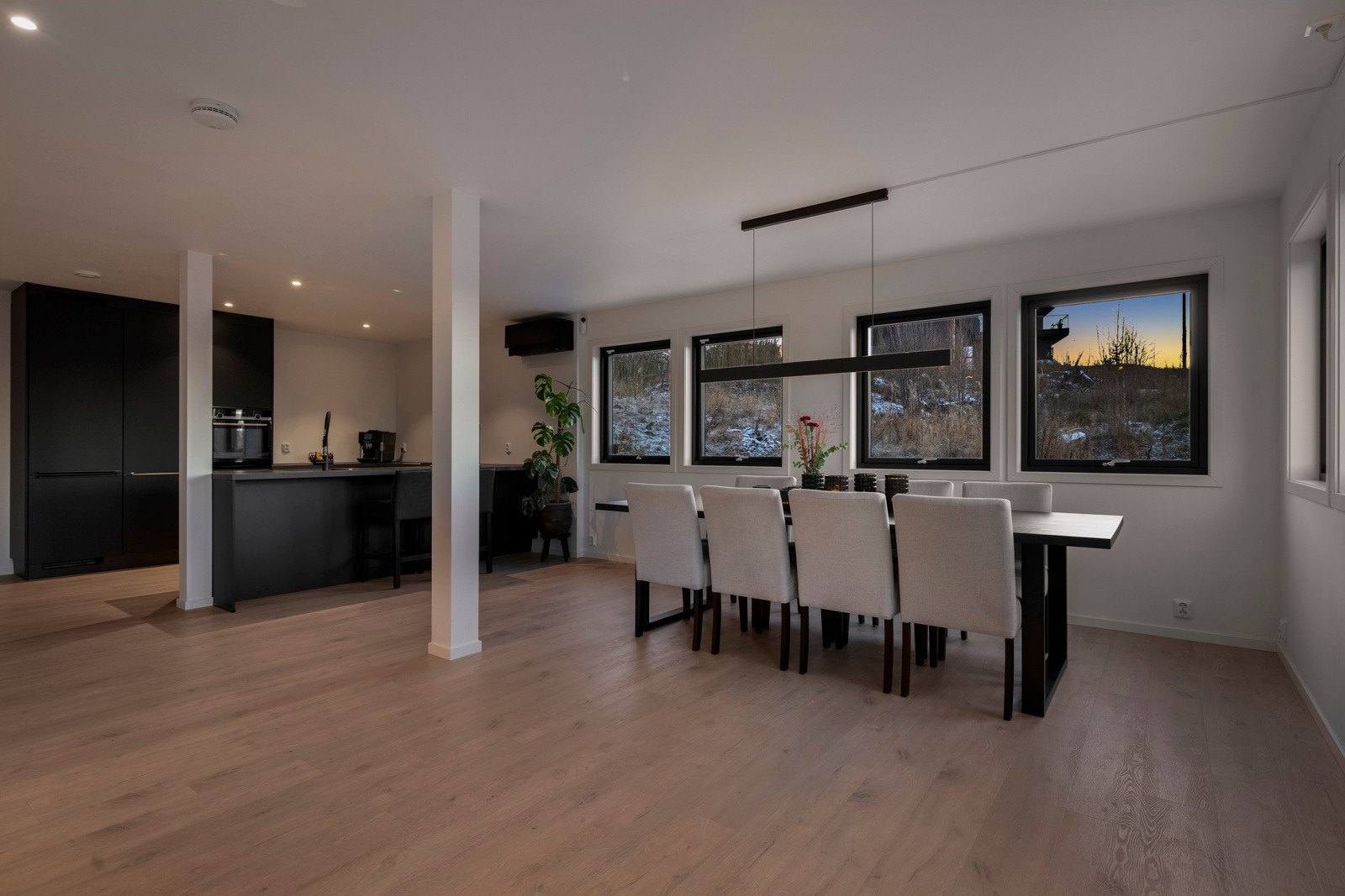 Det er god arealutnyttelse med kjøkken og stue i samme rom. Galleribilde