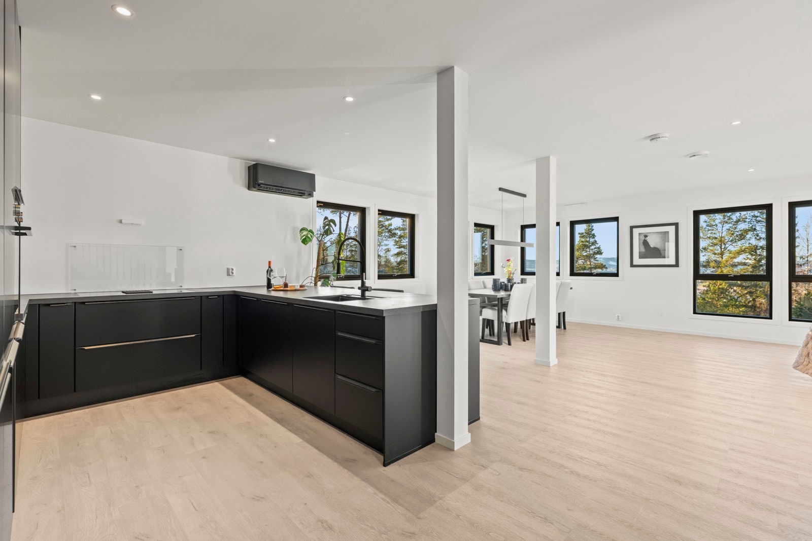 Her er det rikelig med benkeplass og gode oppbevaringsmuligheter i underskap og enkelte høyskap. Galleribilde