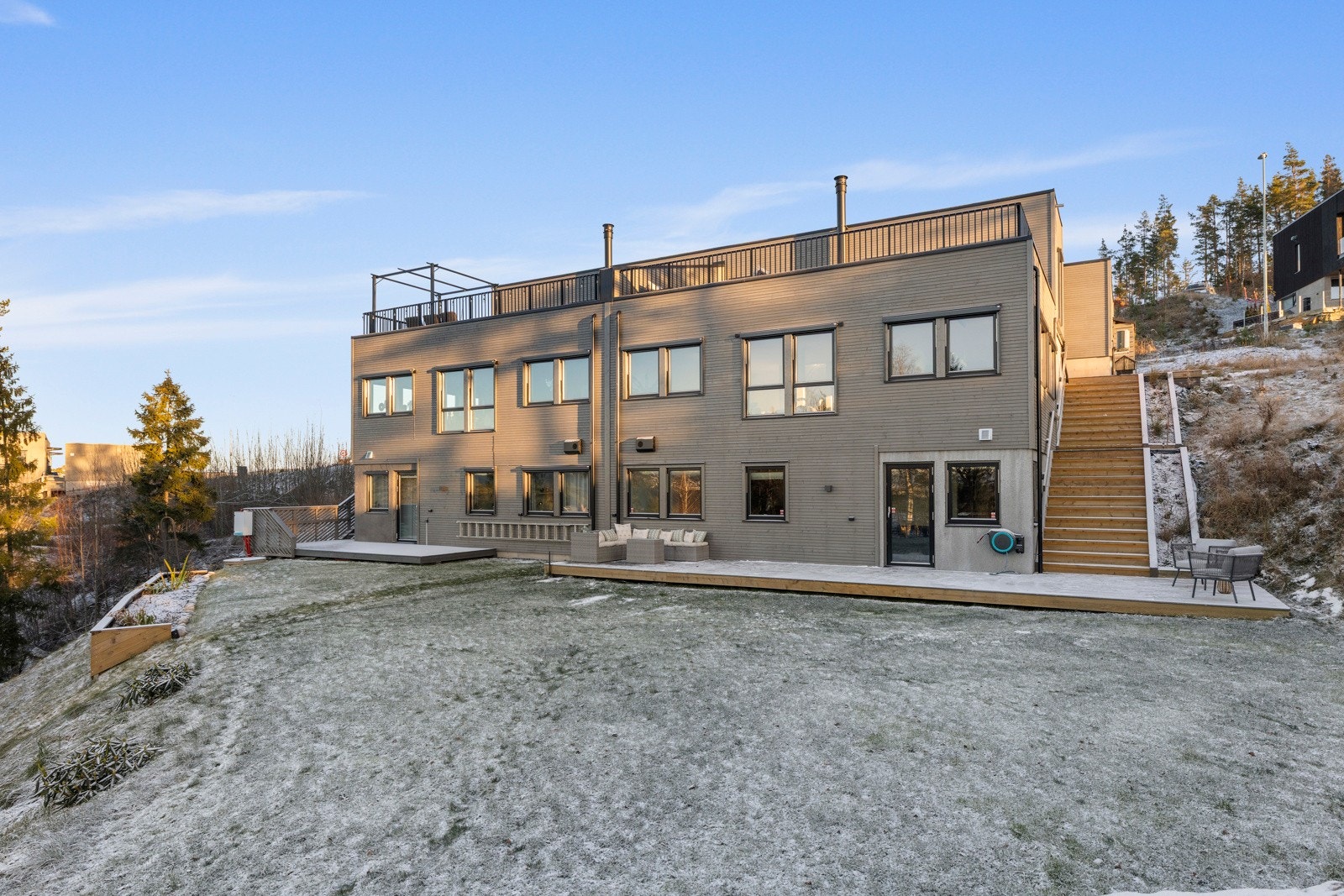 Det medfølger parkering i frittliggende dobbelgarasje med lader til elbil, Galleribilde