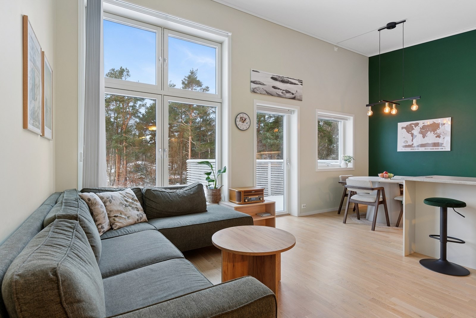 Fra stuen er det utgang til stor og solrik balkong. Galleribilde