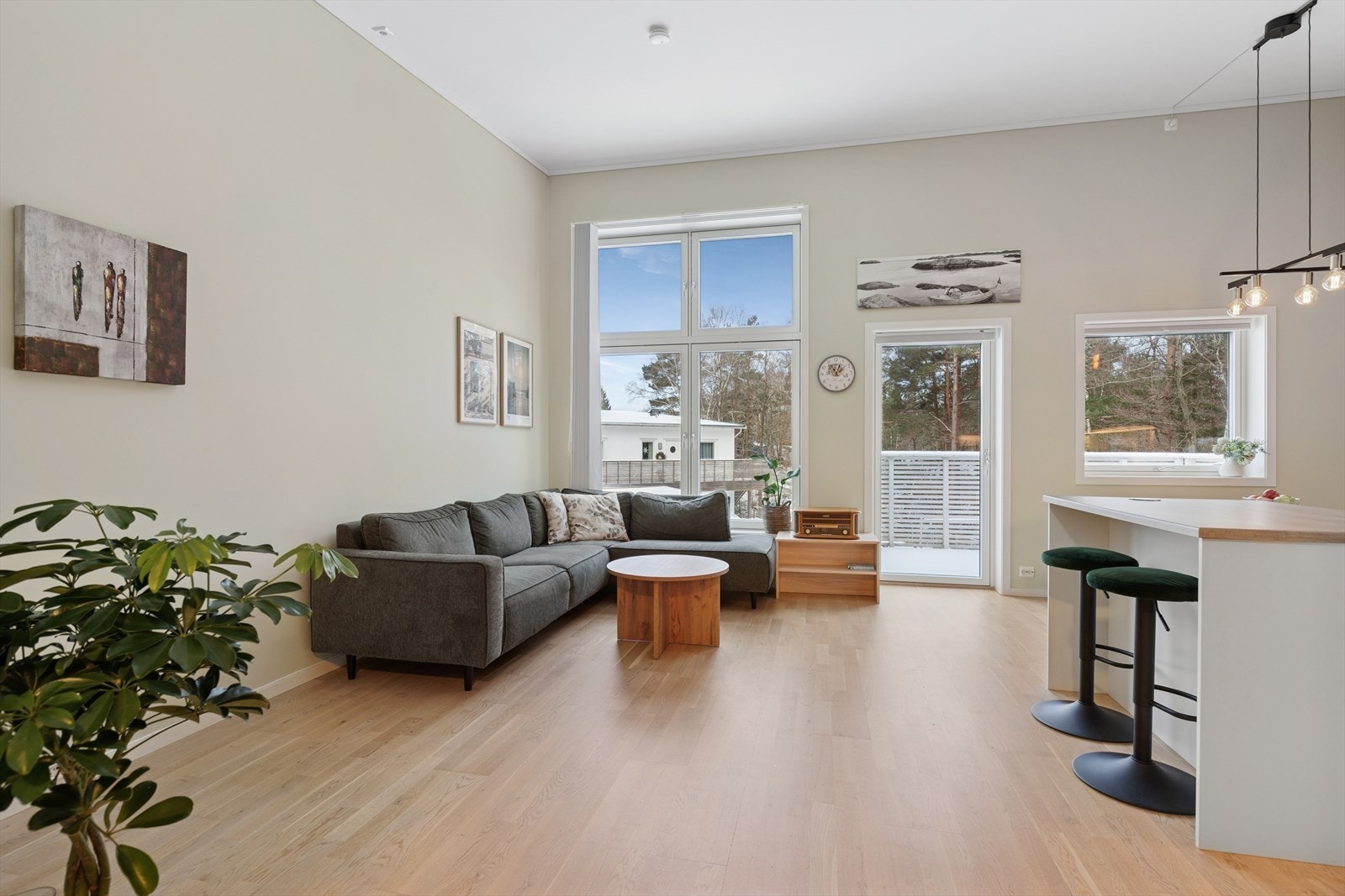 Generøs takhøyde og store vinduer. Galleribilde