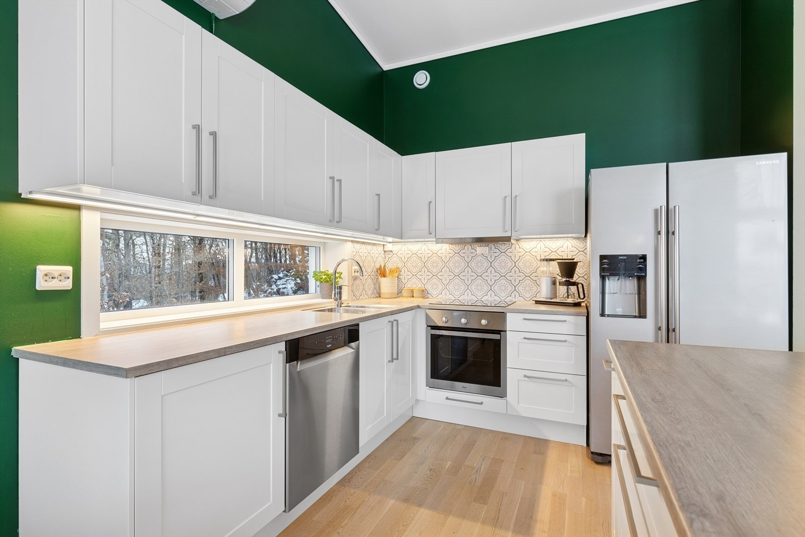 Gode arbeidsflater og rikelig med benkeplass. Galleribilde