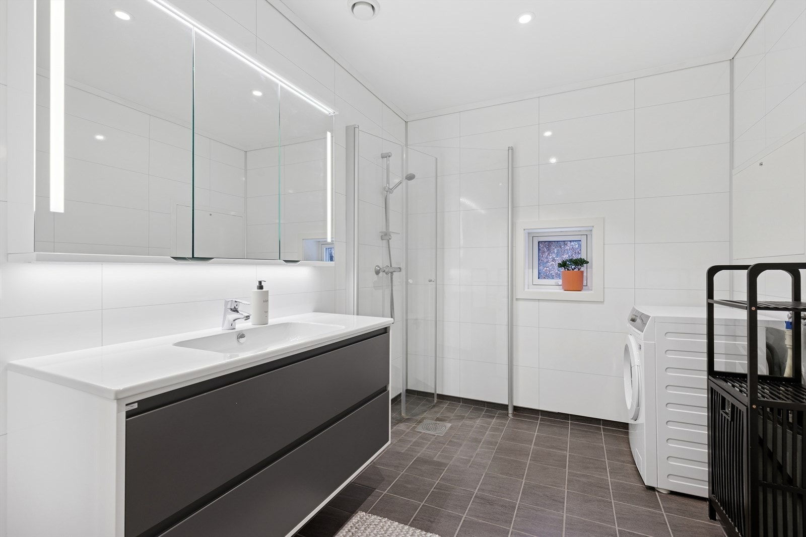 Uttak til vaskemaskin på badet. Galleribilde