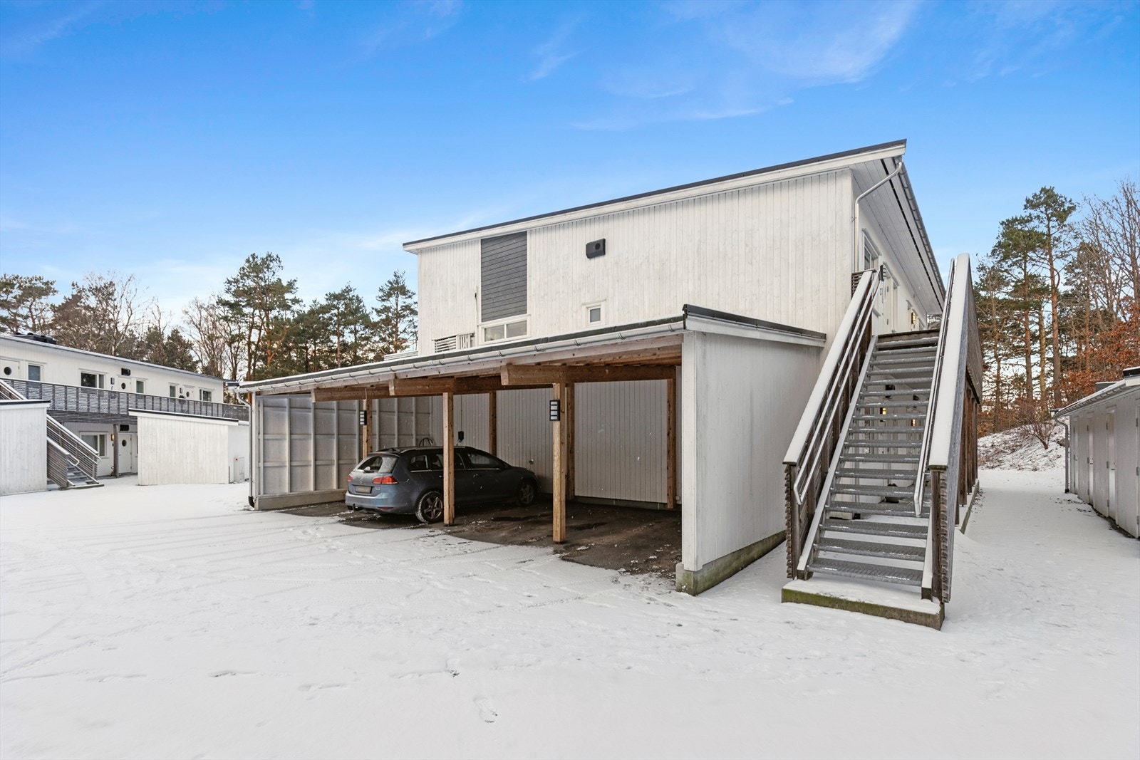 Carport med el-bil lader. Utvendig bod medfølger. Galleribilde