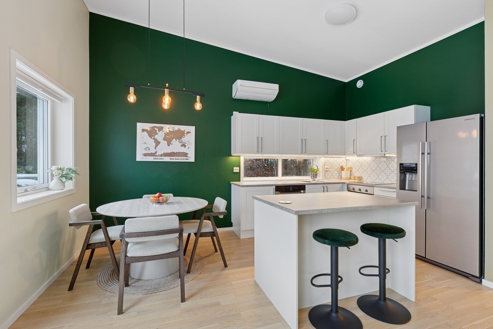 Kjøkkenøy som gir ekstra benke og spiseplass. Galleribilde