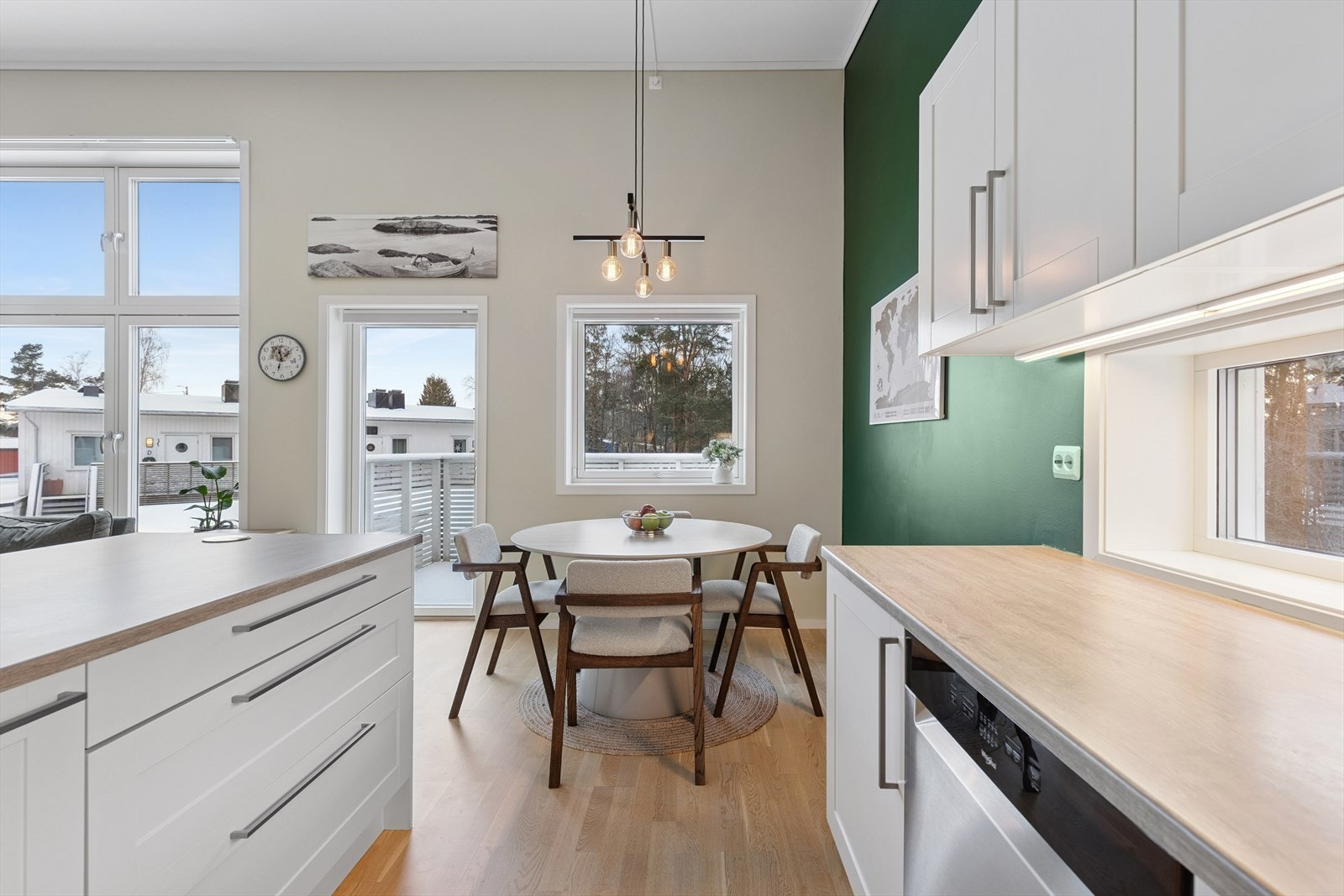 Spisestue i tilknytning til kjøkken. Galleribilde