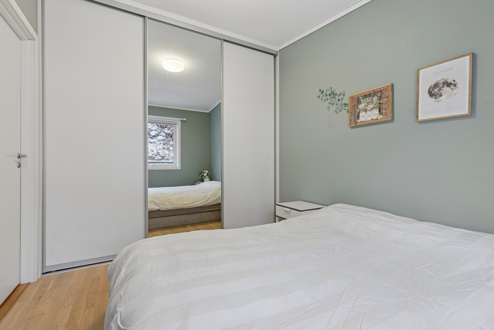 Soverom med mye garderobe plass. Galleribilde