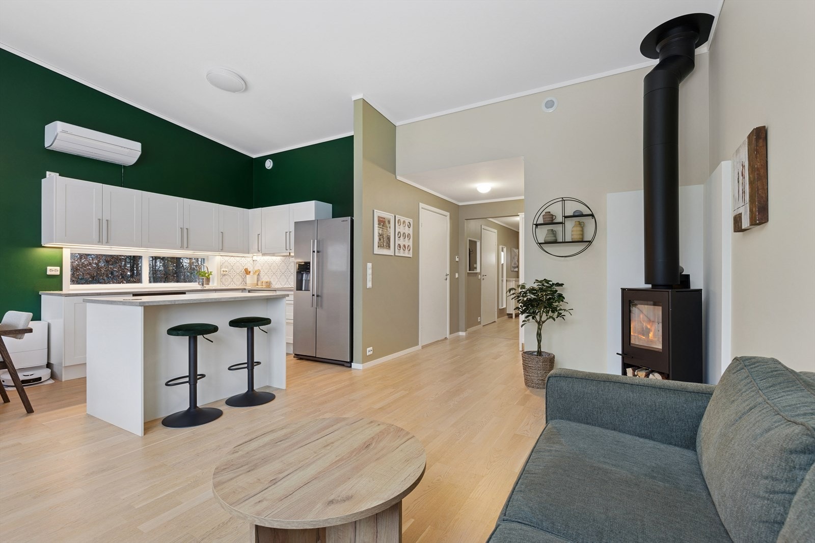 Adkomst til bad og soverom fra entré. Galleribilde