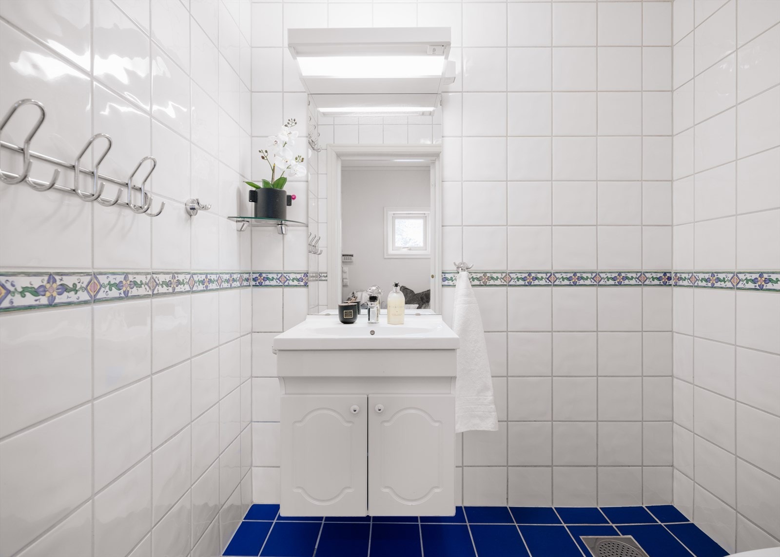 Helfliset bad/separat toalettrom i 1. etasje med elektriske varmekabler i gulv Galleribilde