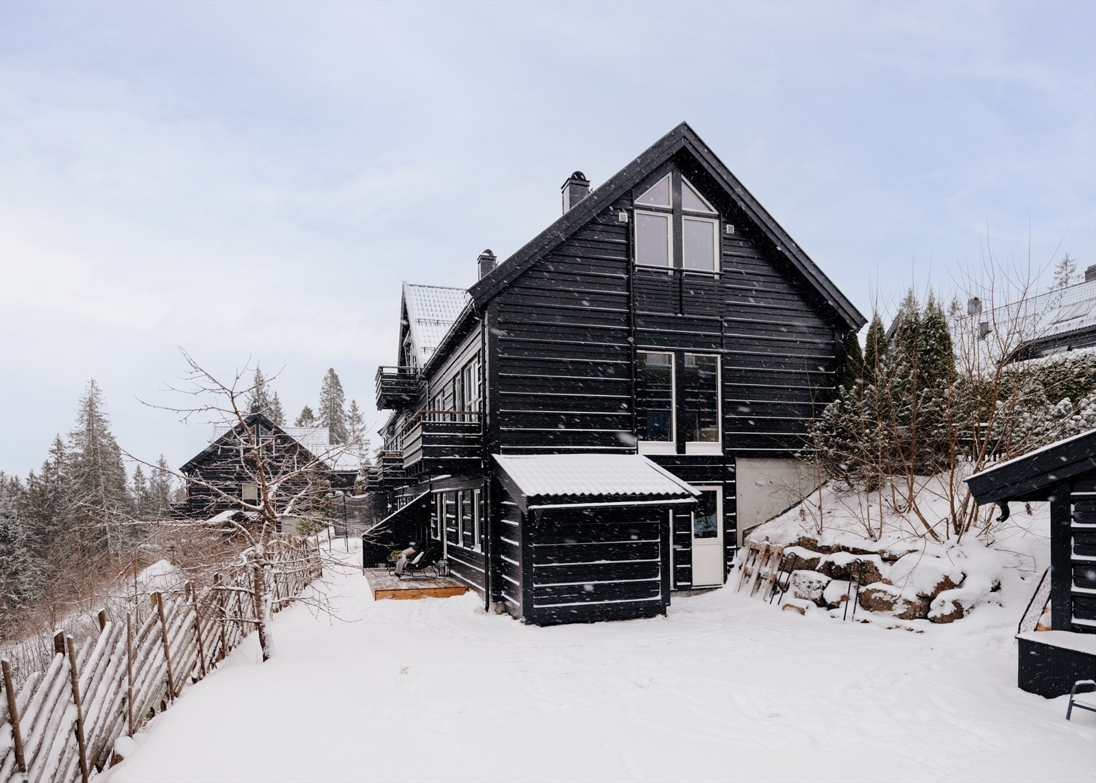 Fin endebeliggenhet med stor hage. Perfekt for lek, avslapning og hyggelige sammenkomster både sommer og vinter Galleribilde