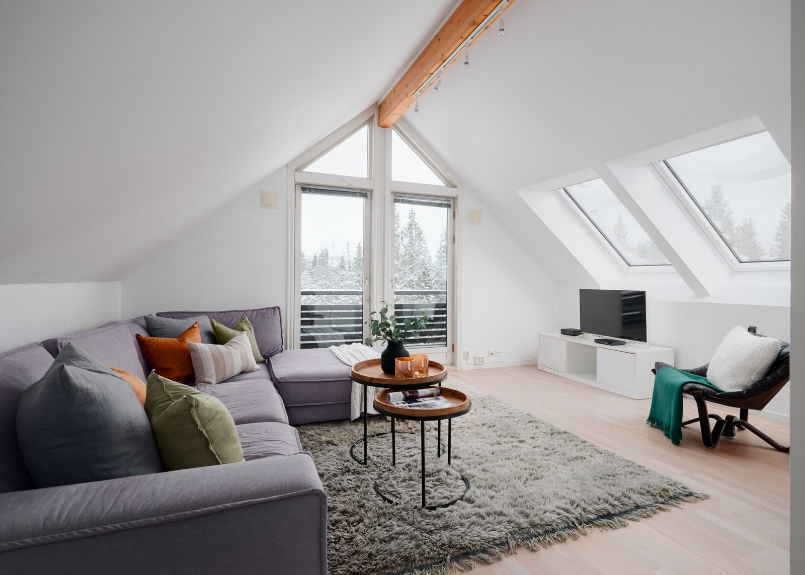 Stue i 2. etasje med fin utsikt mot Tryvannstårnet i nord og Grefsenkollen i øst Galleribilde