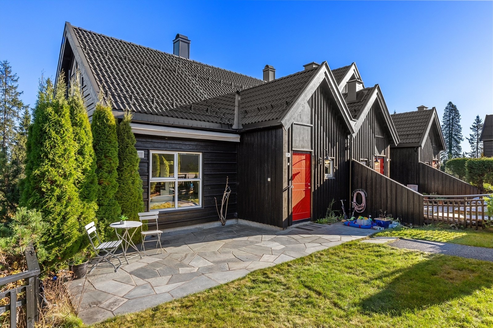 Selgers bilde - sommer/høst | Uteområdene har god plass til sittegrupper, solsenger og beplantning Galleribilde