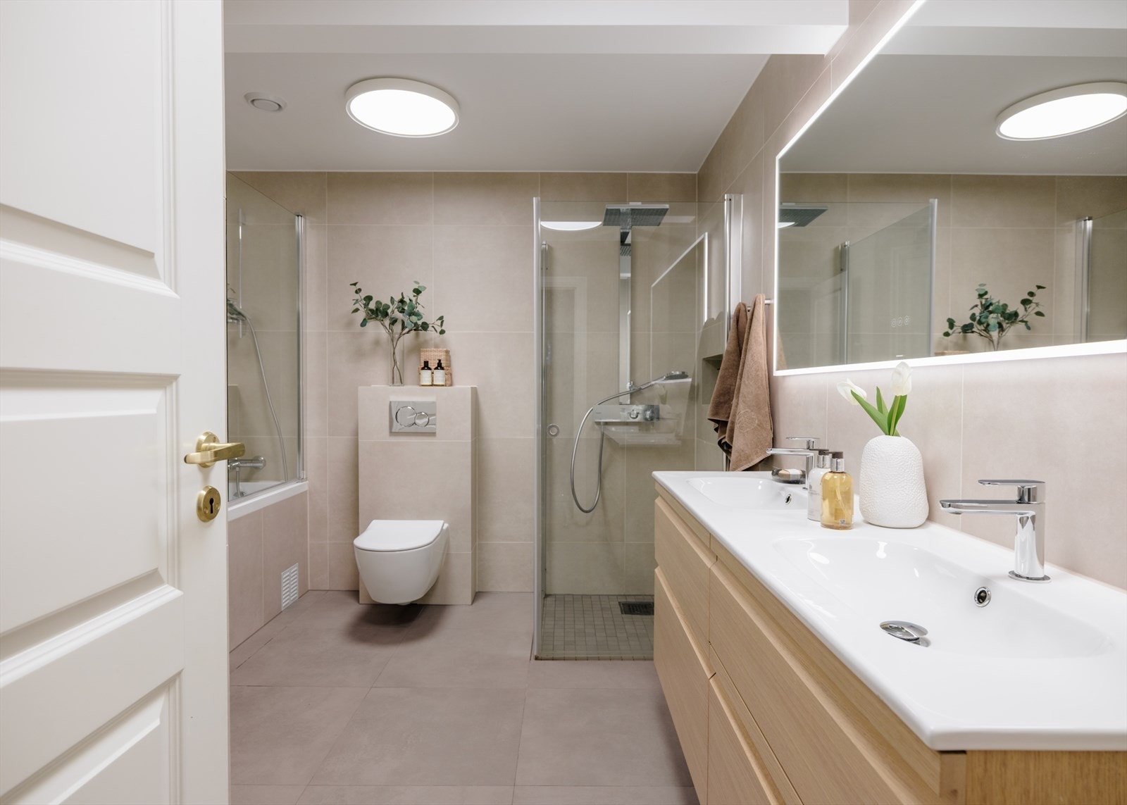 Stort, helfliset bad i underetasje med elektriske varmekabler i gulv og downlights i himling Galleribilde