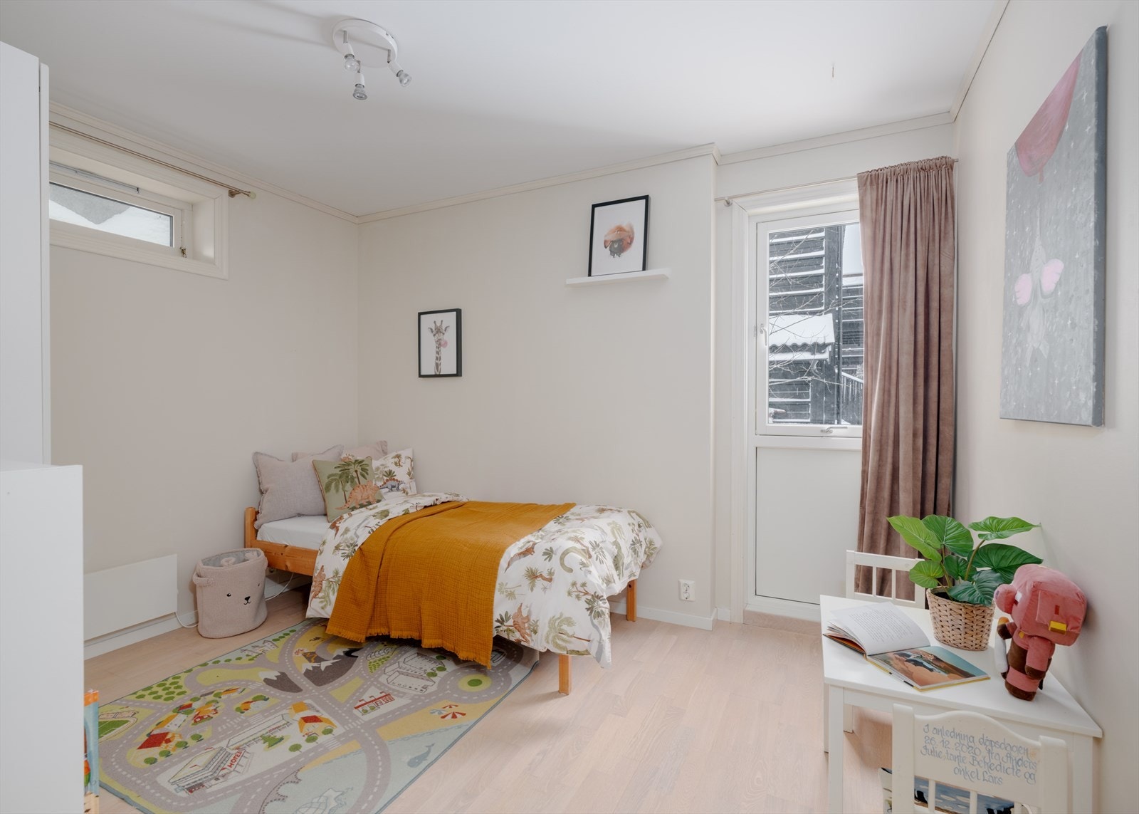 De øvrige soverommene egner seg godt som barnerom, gjesterom eller hjemmekontor. Dette soverommet ble sist malt opp i 2025 Galleribilde