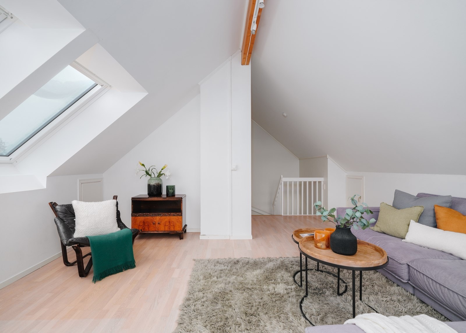 Det er lagringsmuligheter i knevegger på to sider Galleribilde